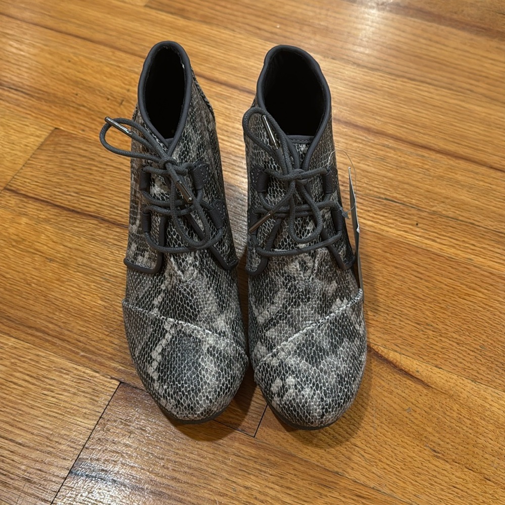 Toms wedges